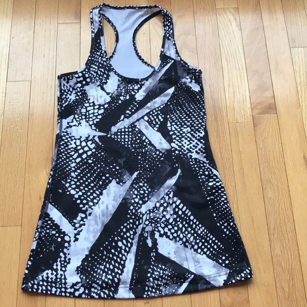 Lululemon size 8 workout top